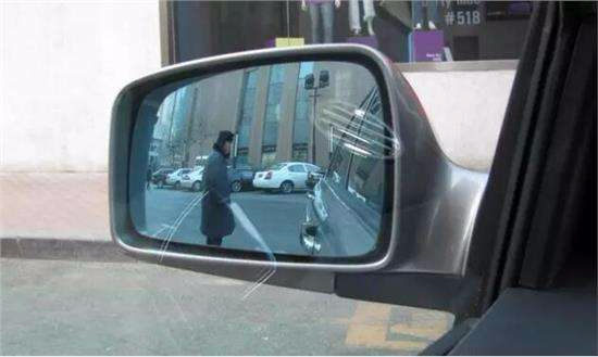 汽車行駛過程中怎樣查看后視鏡？