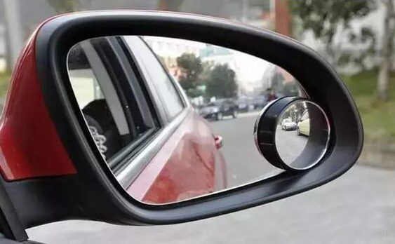 汽車后視鏡上安裝的小圓鏡有用嗎？